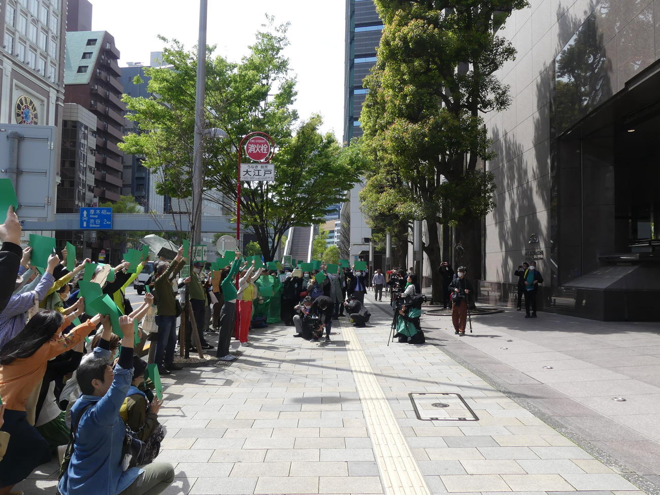 神宮外苑再開発計画の事業者のひとつでもある伊藤忠商事の前で、計画見直しを求める人々によるサイレントデモが行われた（撮影・中山知子）