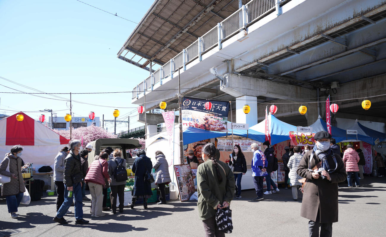 桜まつり期間中は三浦海岸駅前に特産品などが購入できるテント村も設置されにぎわう（撮影・鈴木みどり）
