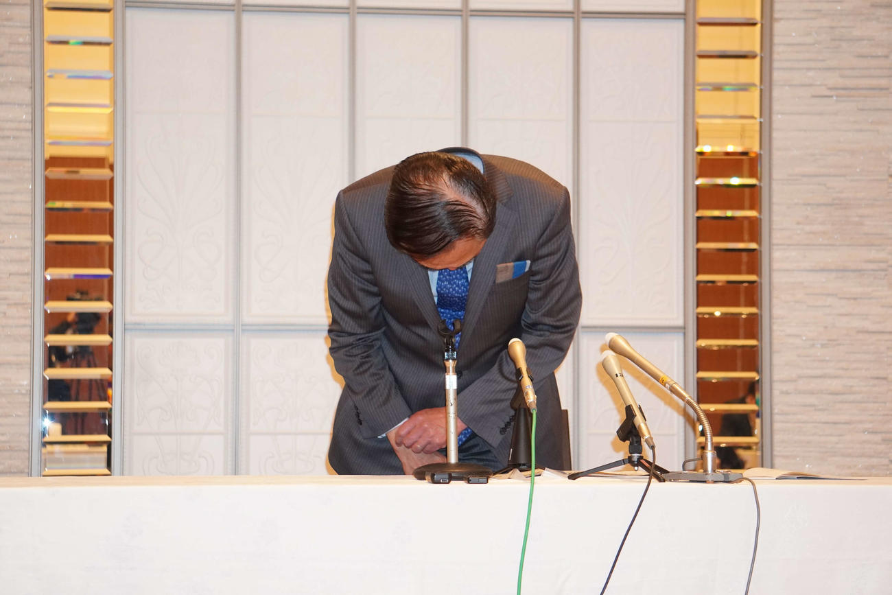 不倫報道を受け記者会見を開き頭を下げる黒岩祐治知事（撮影・沢田直人）