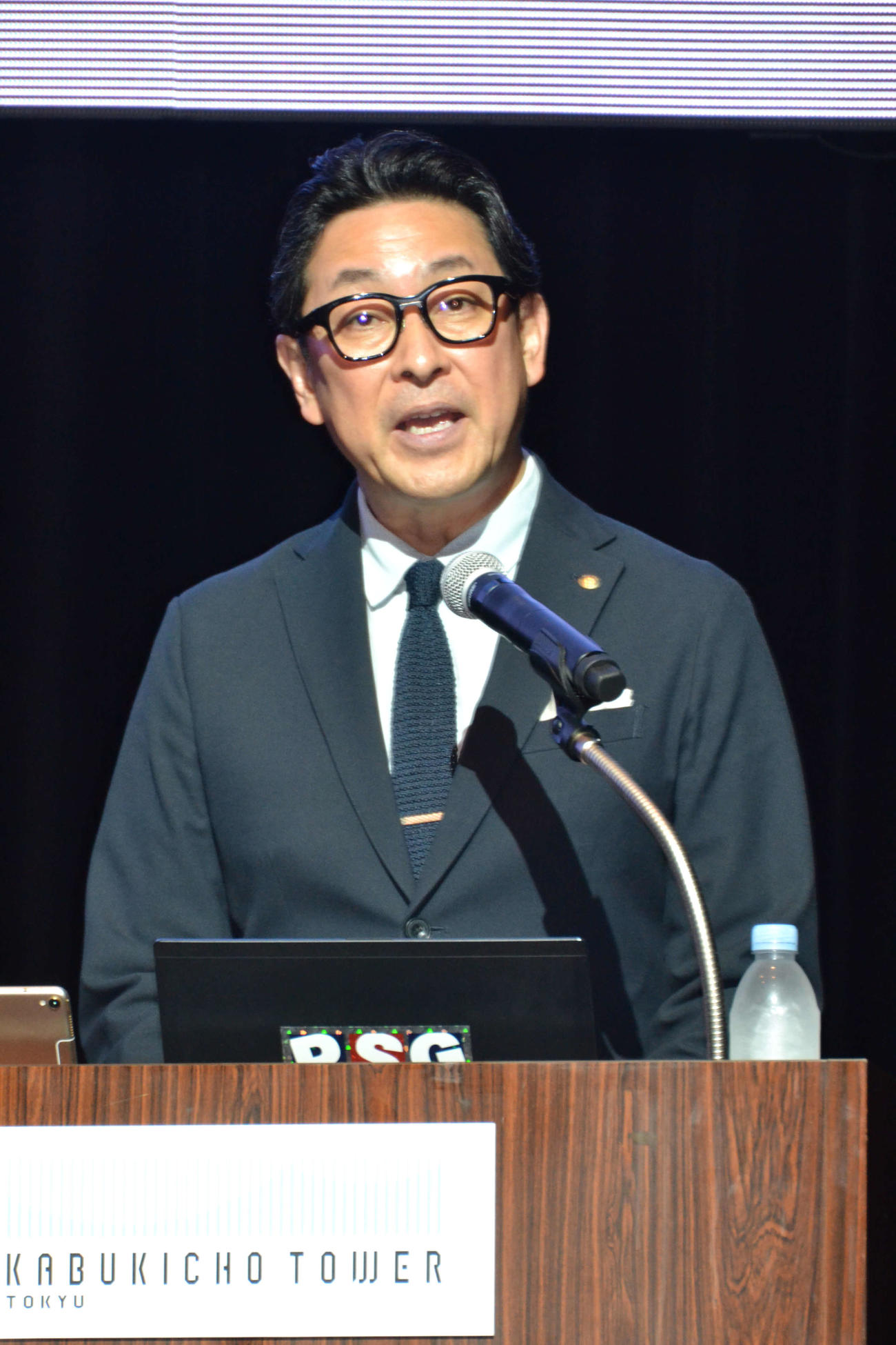 東京歌舞伎町タワーの概要について説明する、東急執行役員新宿プロジェクト企画開発室の木村知郎室長