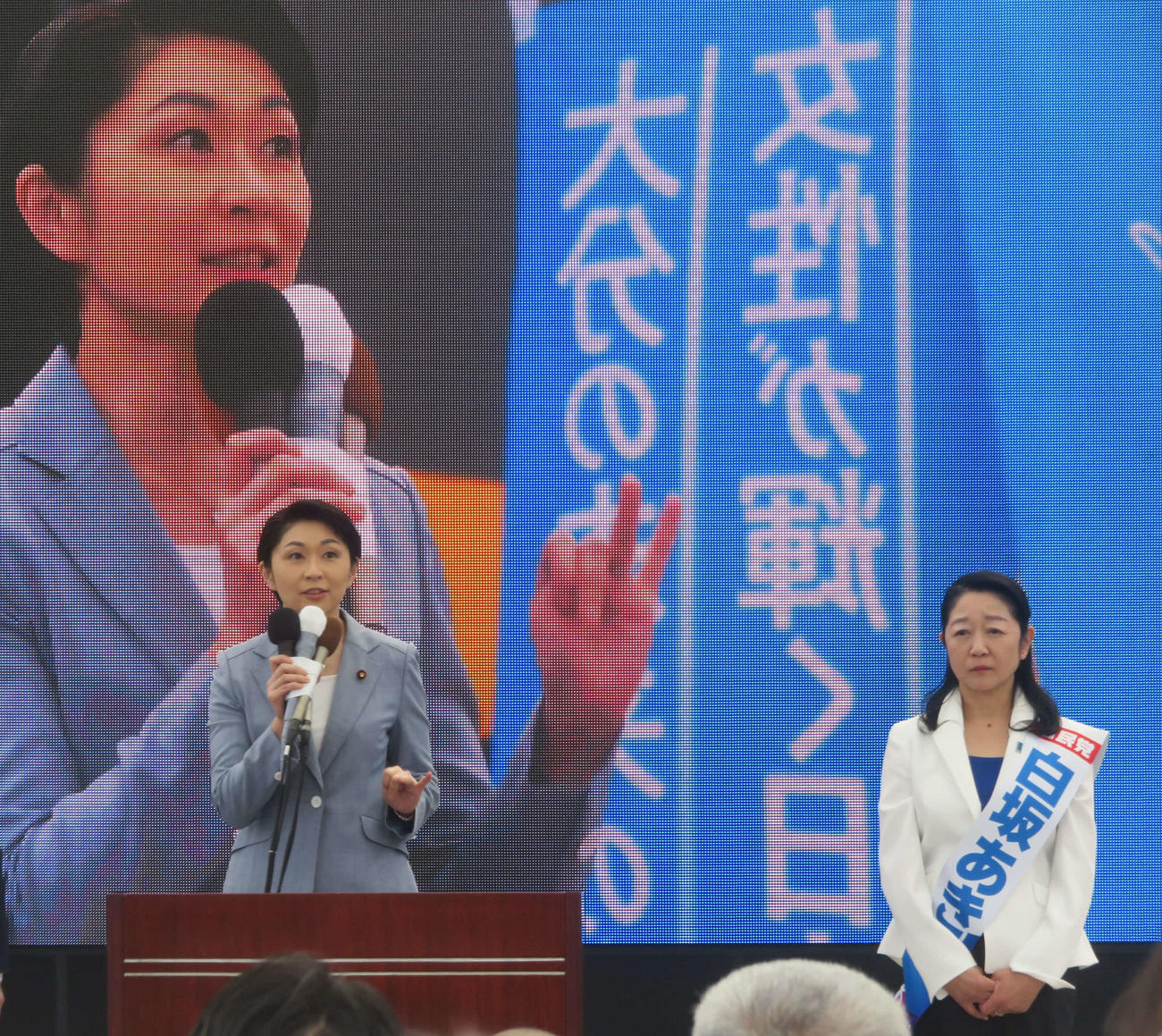 小渕優子組織運動本部長（左）の応援を受ける自民党公認の新人白坂亜紀氏（撮影・大上悟）
