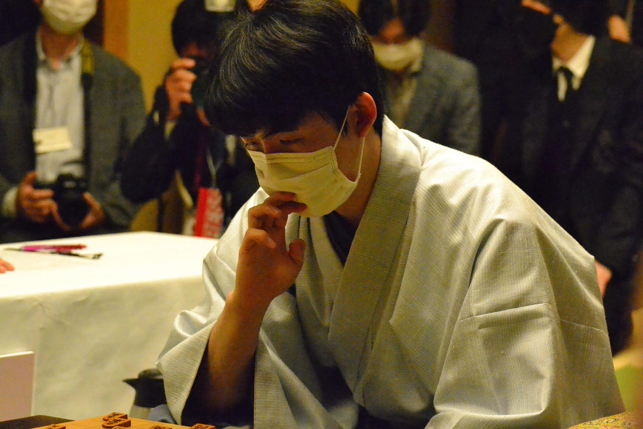開幕局を制して初の名人獲得に好発進した藤井聡太竜王