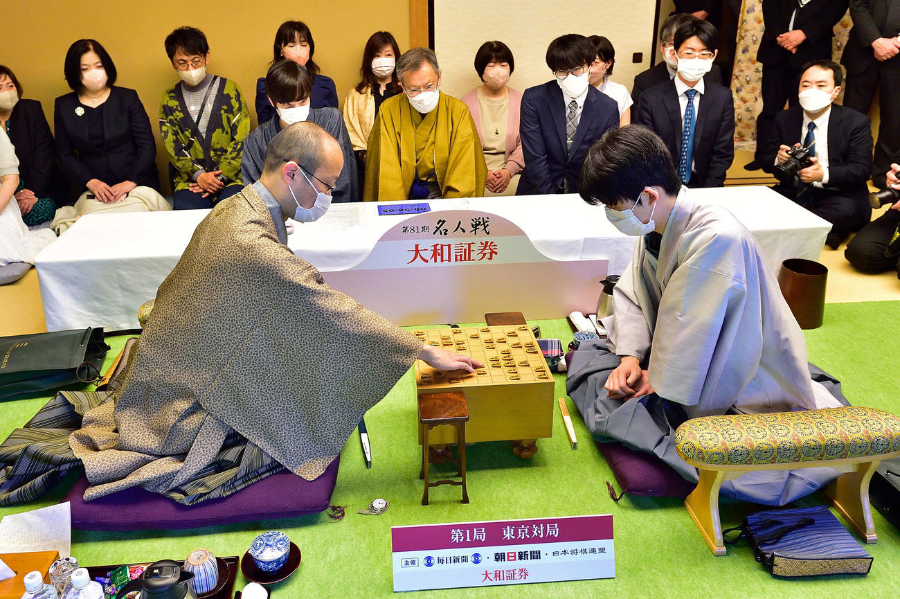封じ手の開封前に初日の指し手を再現する先手の渡辺明名人（左）と後手藤井聡太竜王（日本将棋連盟提供）
