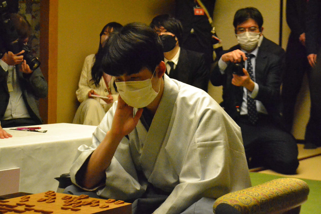開幕局を制して初の名人獲得に好発進した藤井聡太竜王