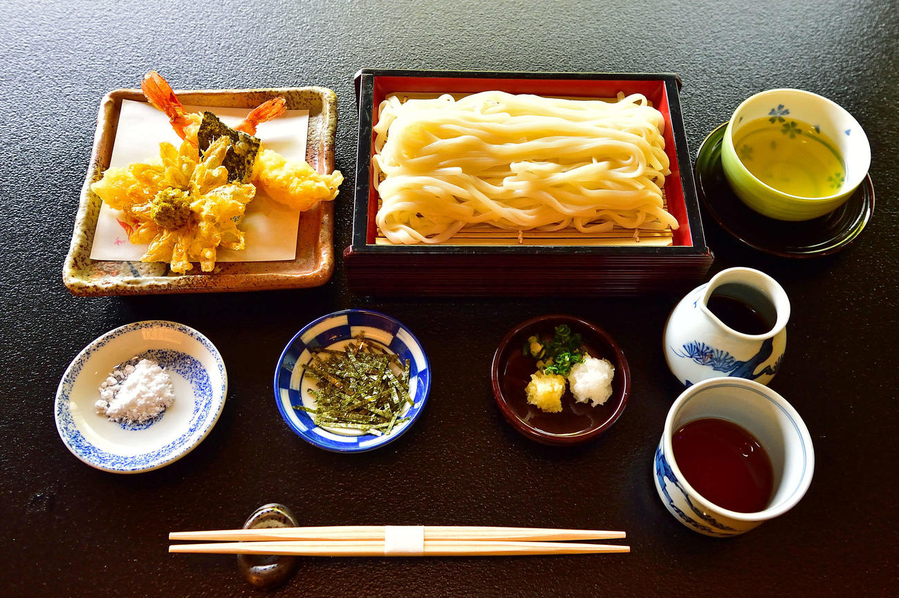 藤井聡太竜王の2日目の昼食は「天ぷらうどん（冷）」（日本将棋連盟提供）