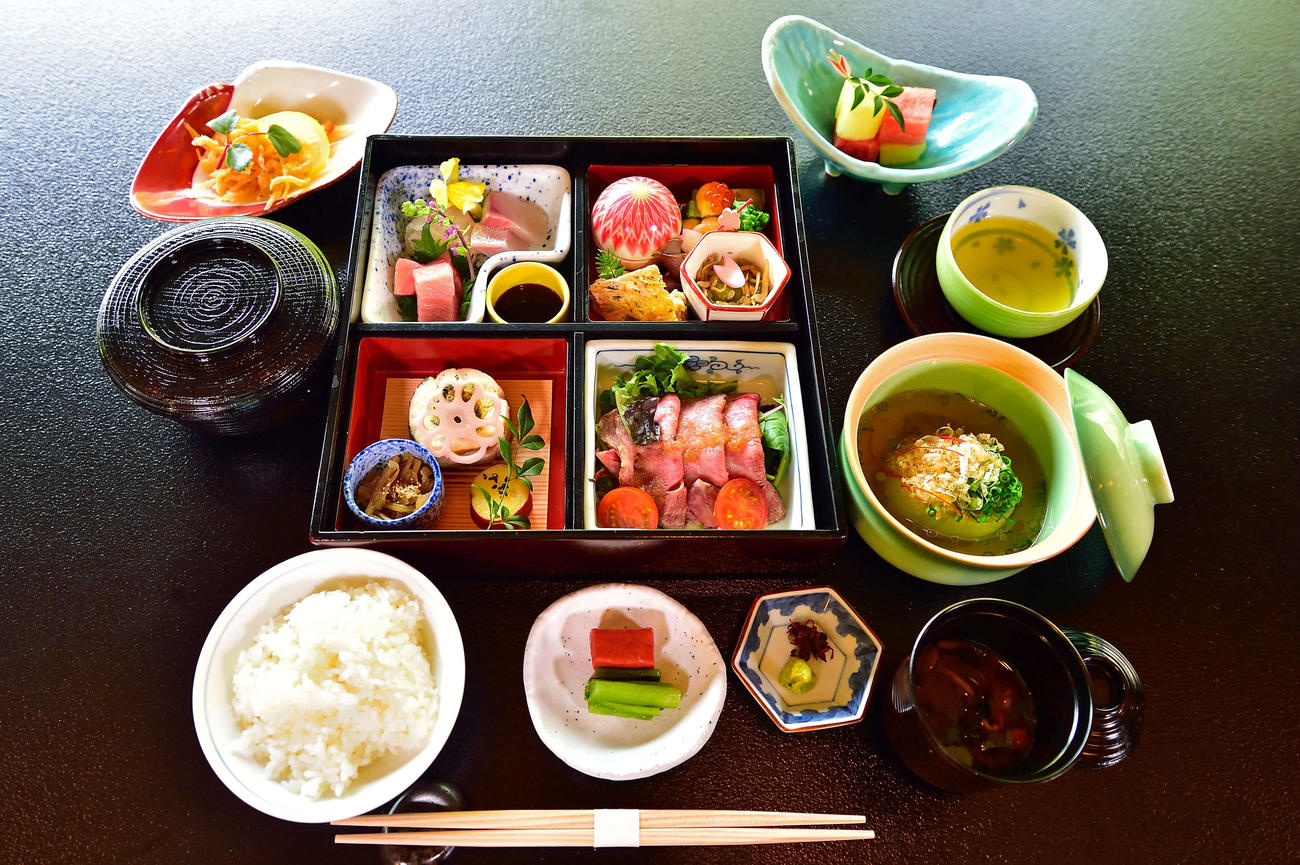 渡辺明名人の2日目の昼食は「松花堂弁当・はつめじろ添え」（日本将棋連盟提供）