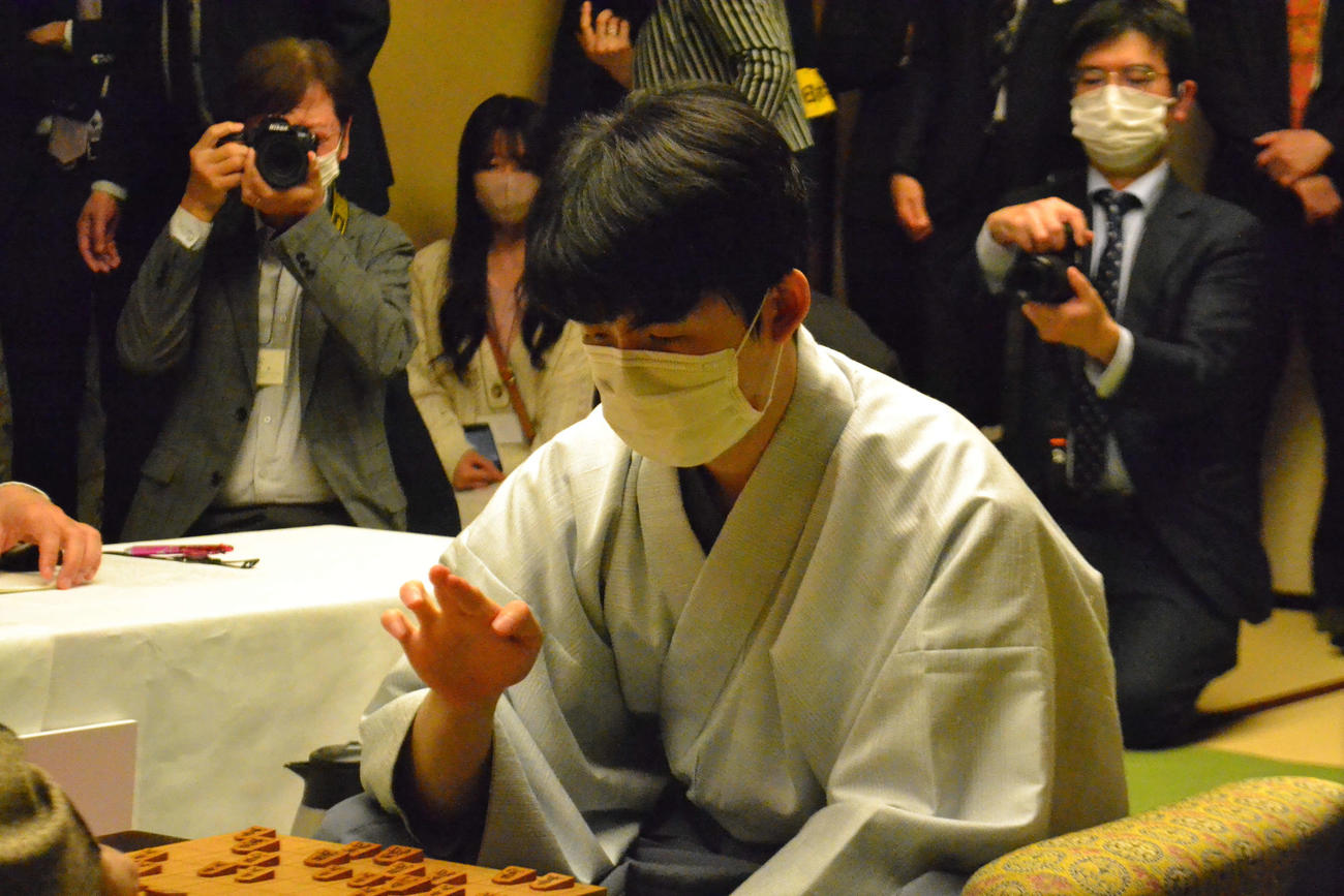 開幕局を制して初の名人獲得に好発進した藤井聡太竜王