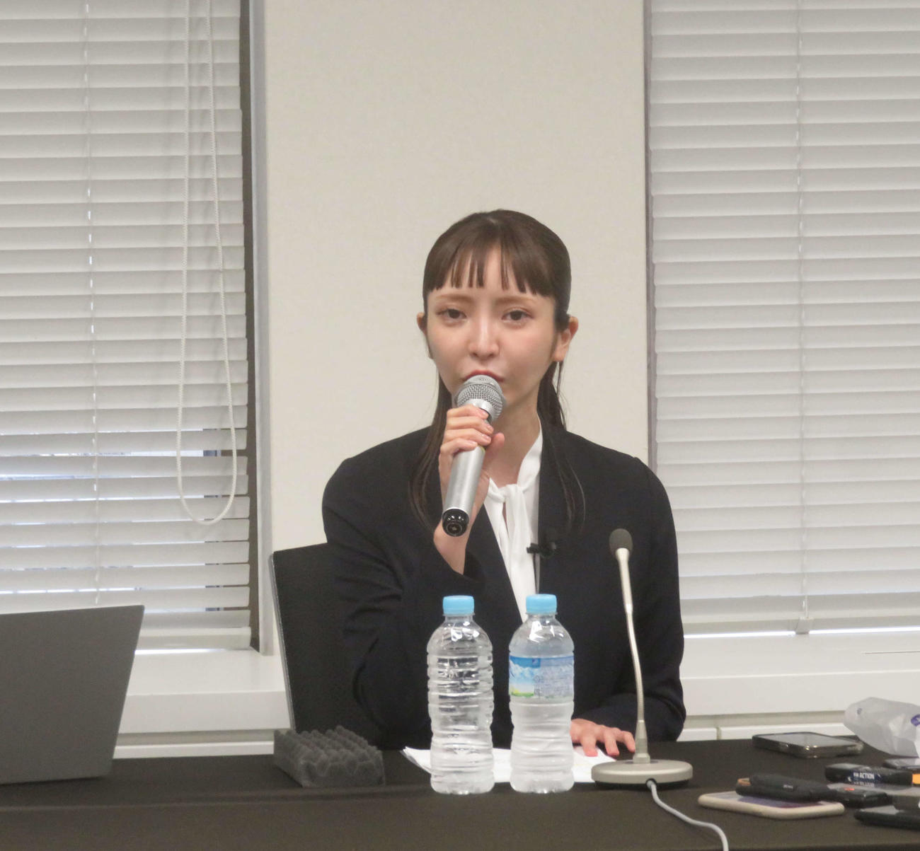 政治家女子48党の大津綾香党首は会見で党首交代を承認していないと反論した（撮影・大上悟）