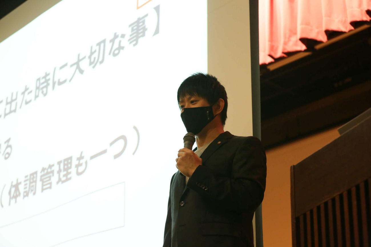 働く楽しさについて講師を務めるハッピースマイルの佐藤堅一社長