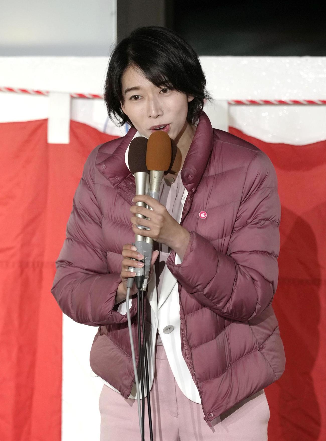 岐阜県議選で当選を決め、あいさつする今井瑠々氏（共同）