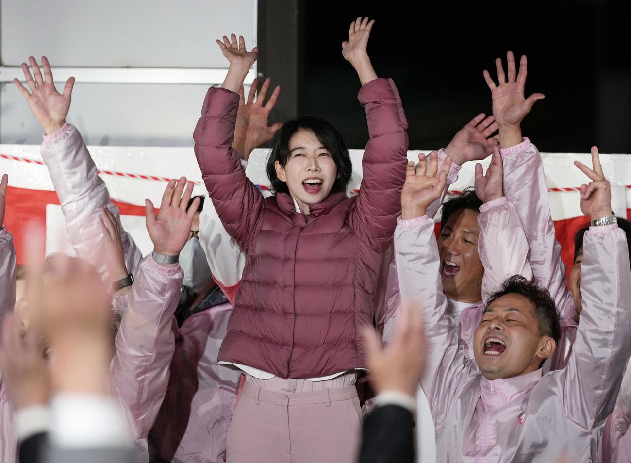 岐阜県議選で当選を決め、万歳する今井瑠々氏（共同）