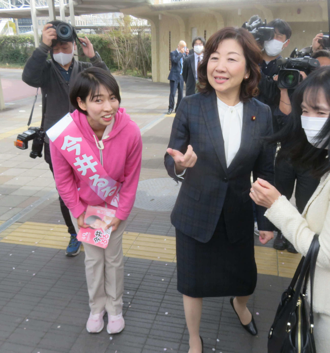 3月31日、応援に駆けつけた野田聖子氏（右）と支援者らにあいさつする今井瑠々氏