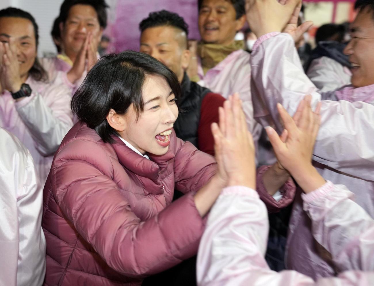岐阜県議選で当選を決め、支援者らと喜ぶ今井瑠々氏（共同）