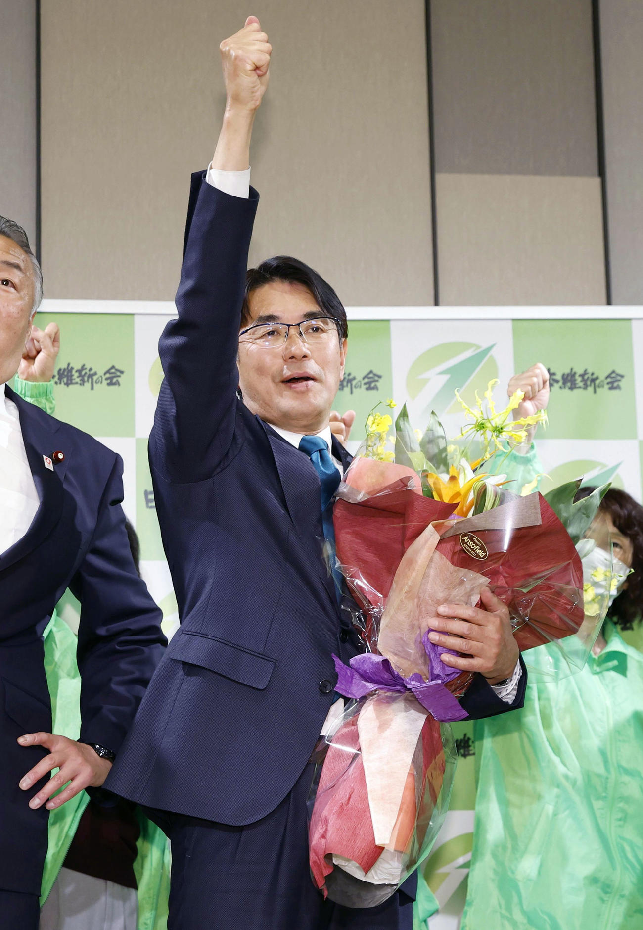 奈良県知事選で初当選を決め、気勢を上げる山下真氏（共同）