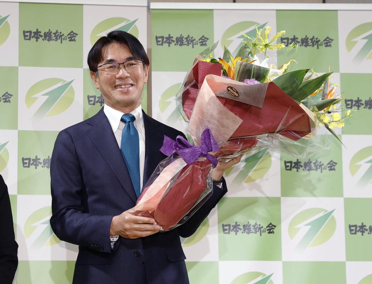 奈良県知事選で初当選を決め、気勢を上げる山下真氏（共同）