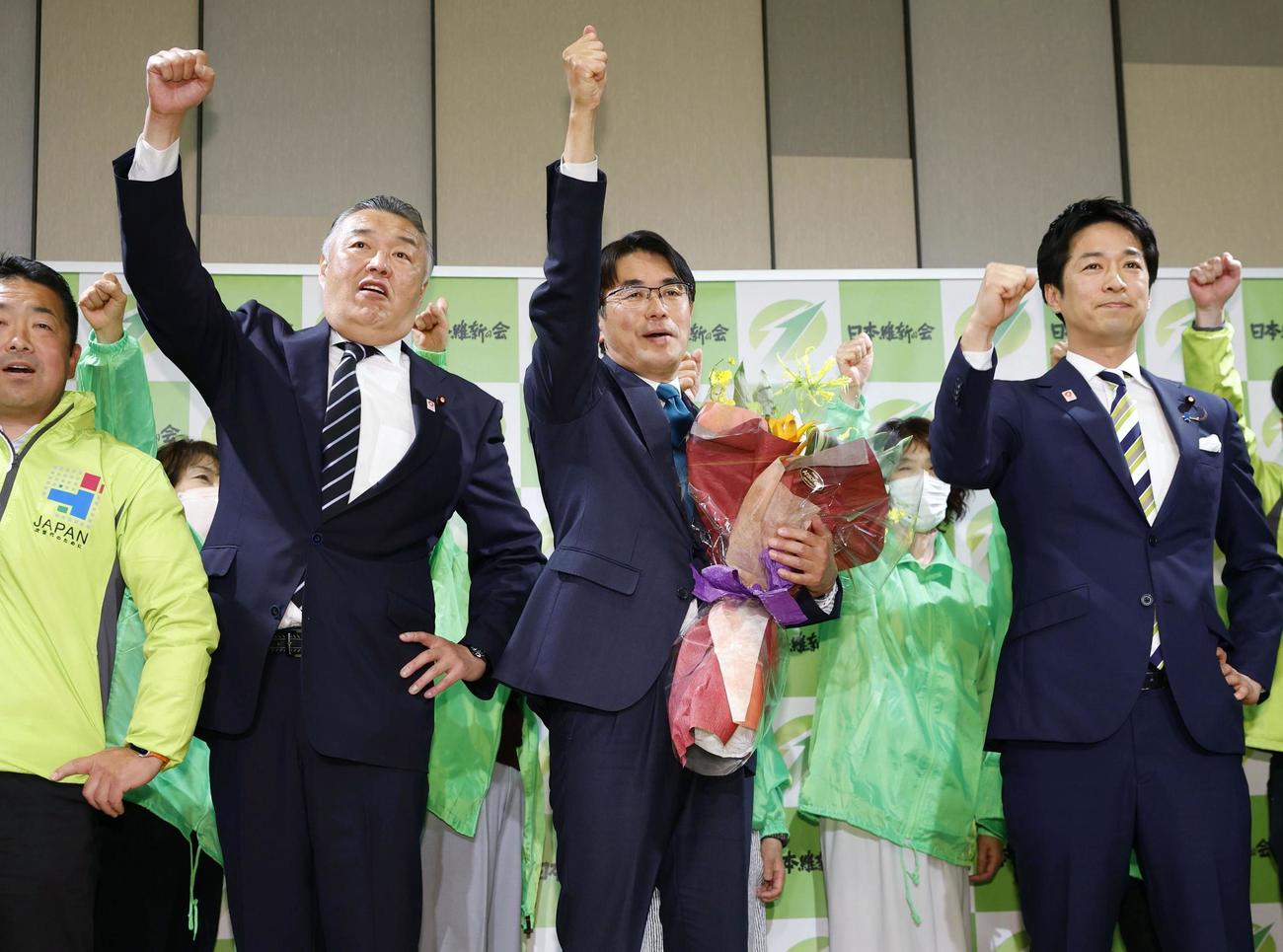 奈良県知事選で初当選を決め、気勢を上げる山下真氏（共同）