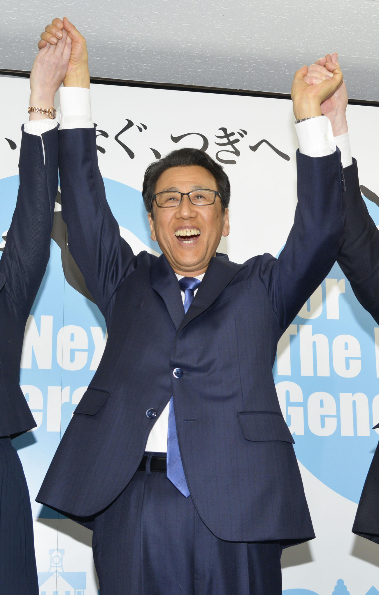 札幌市長選で3選を果たし、万歳する秋元克広氏（共同）