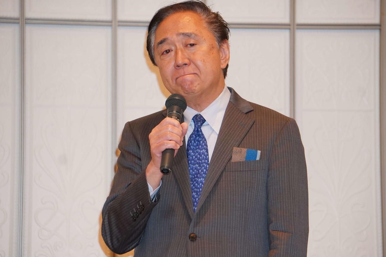 6日、不倫報道を受け記者会見を開き言葉を詰まらせる黒岩祐治知事