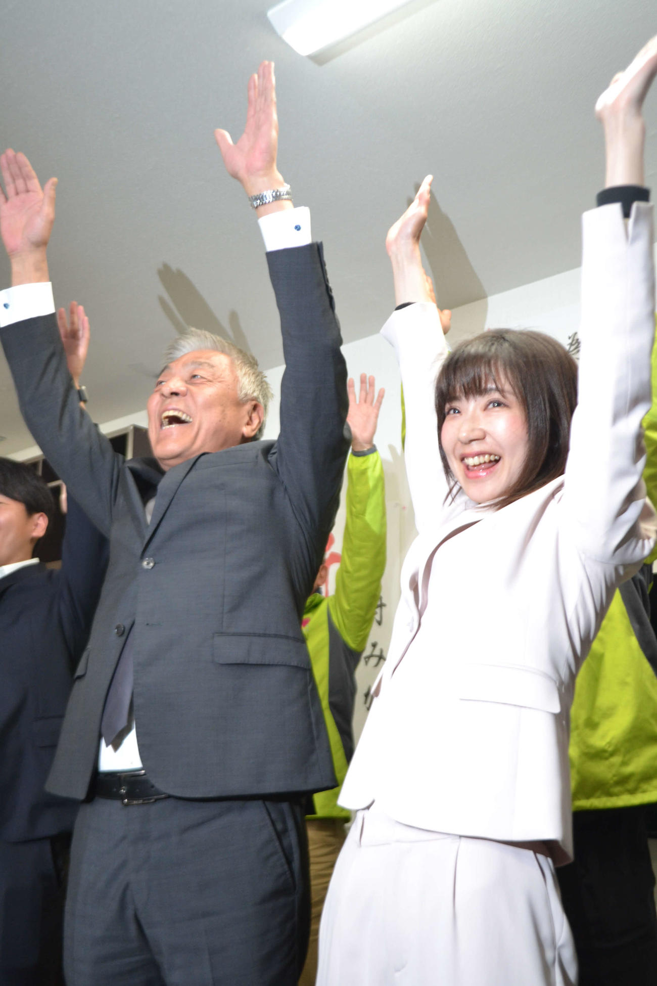 維新として埼玉県議会初の議席をもたらした中村美香氏（左は青島健太参院議員）