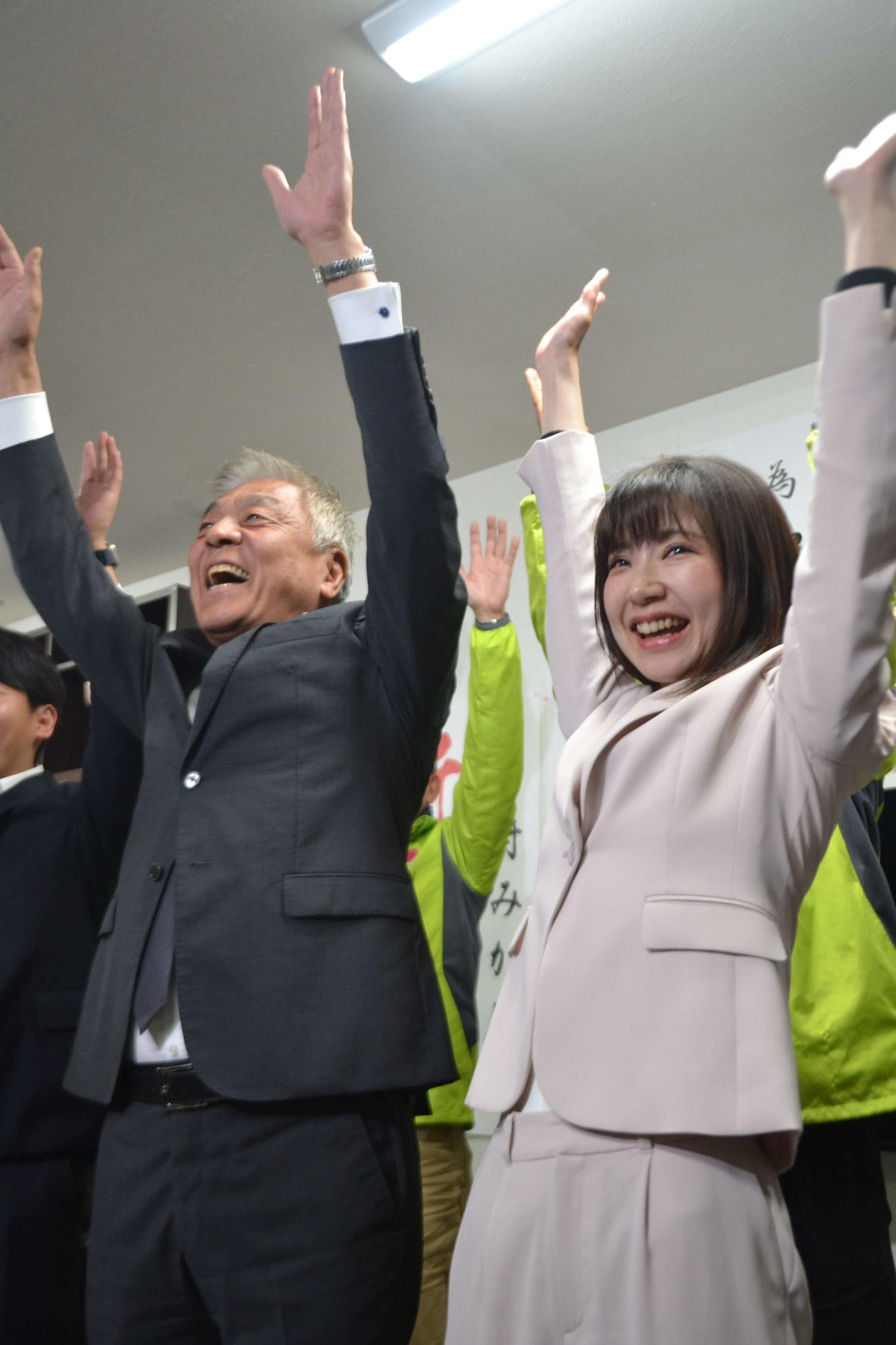 維新として埼玉県議会初の議席をもたらした中村美香氏（左は青島健太参院議員）
