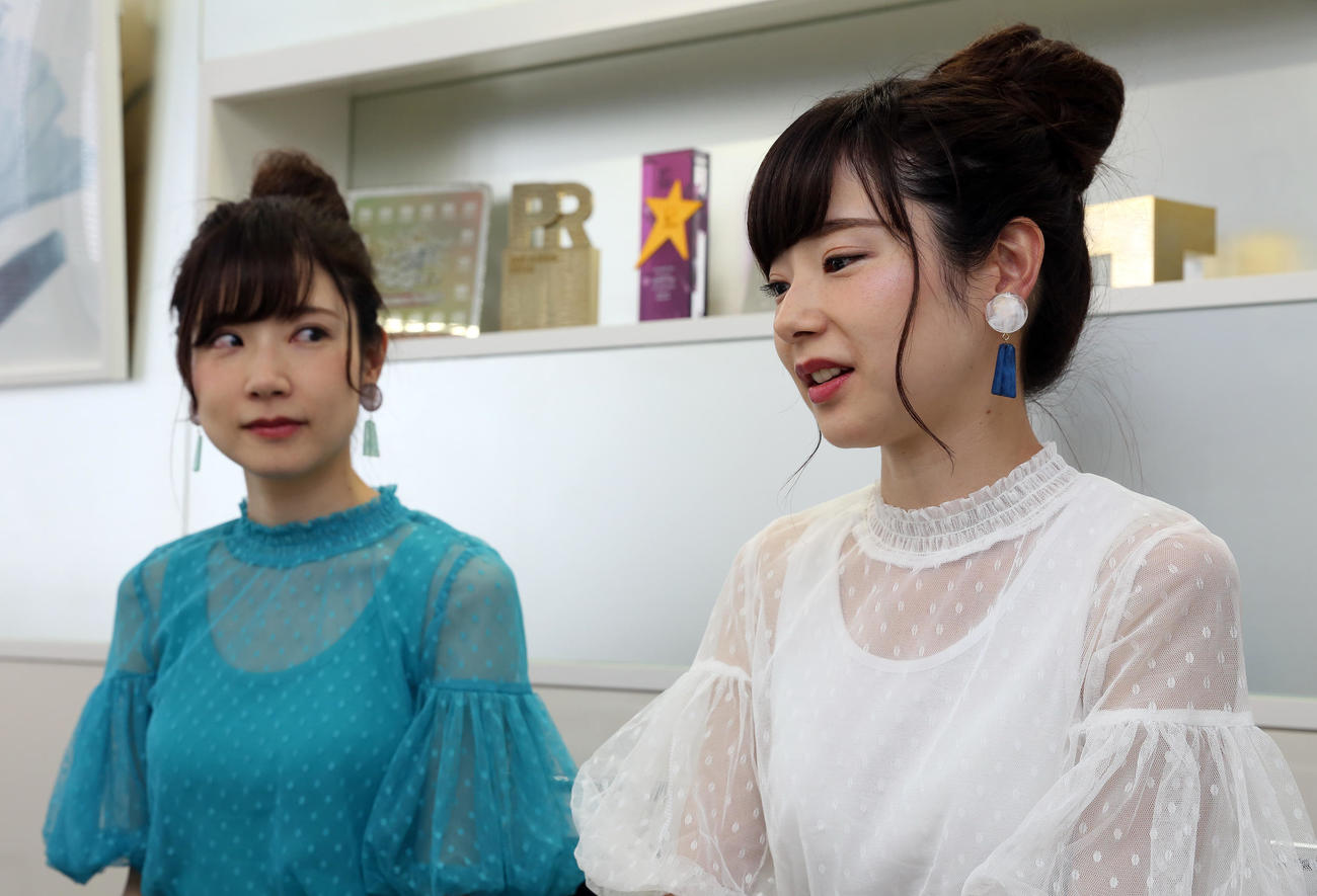 双子のヒップホップユニットMika＋RikaのMika（左）とRika（19年6月）
