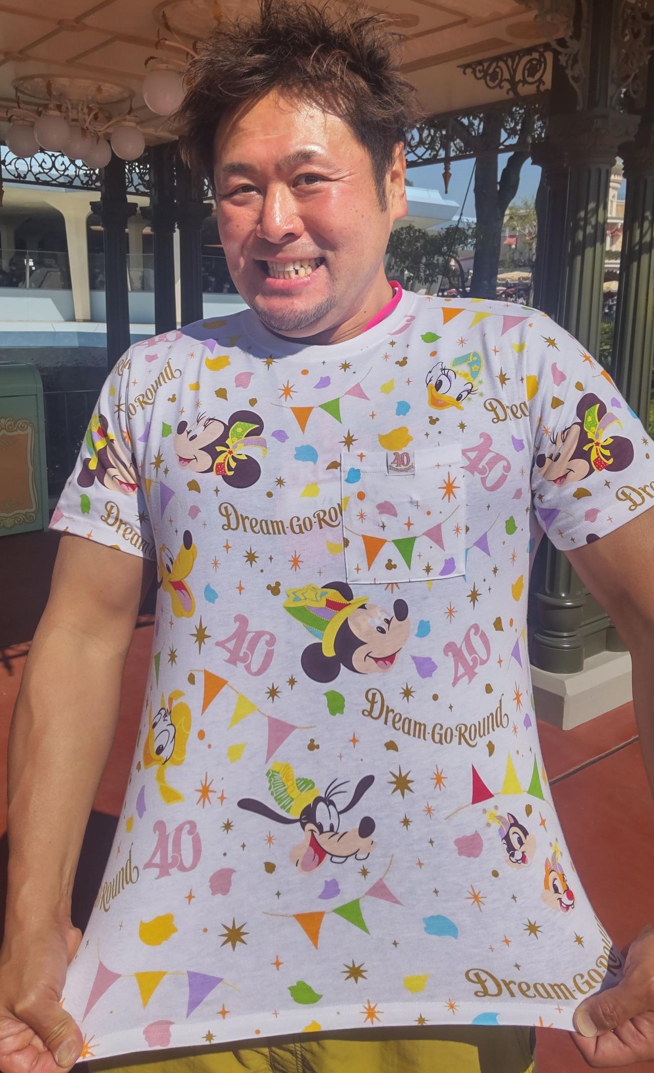 40周年記念TシャツのLLサイズ。身長188センチのプロレスラーNORIも余裕で着られる（撮影・寺沢卓）