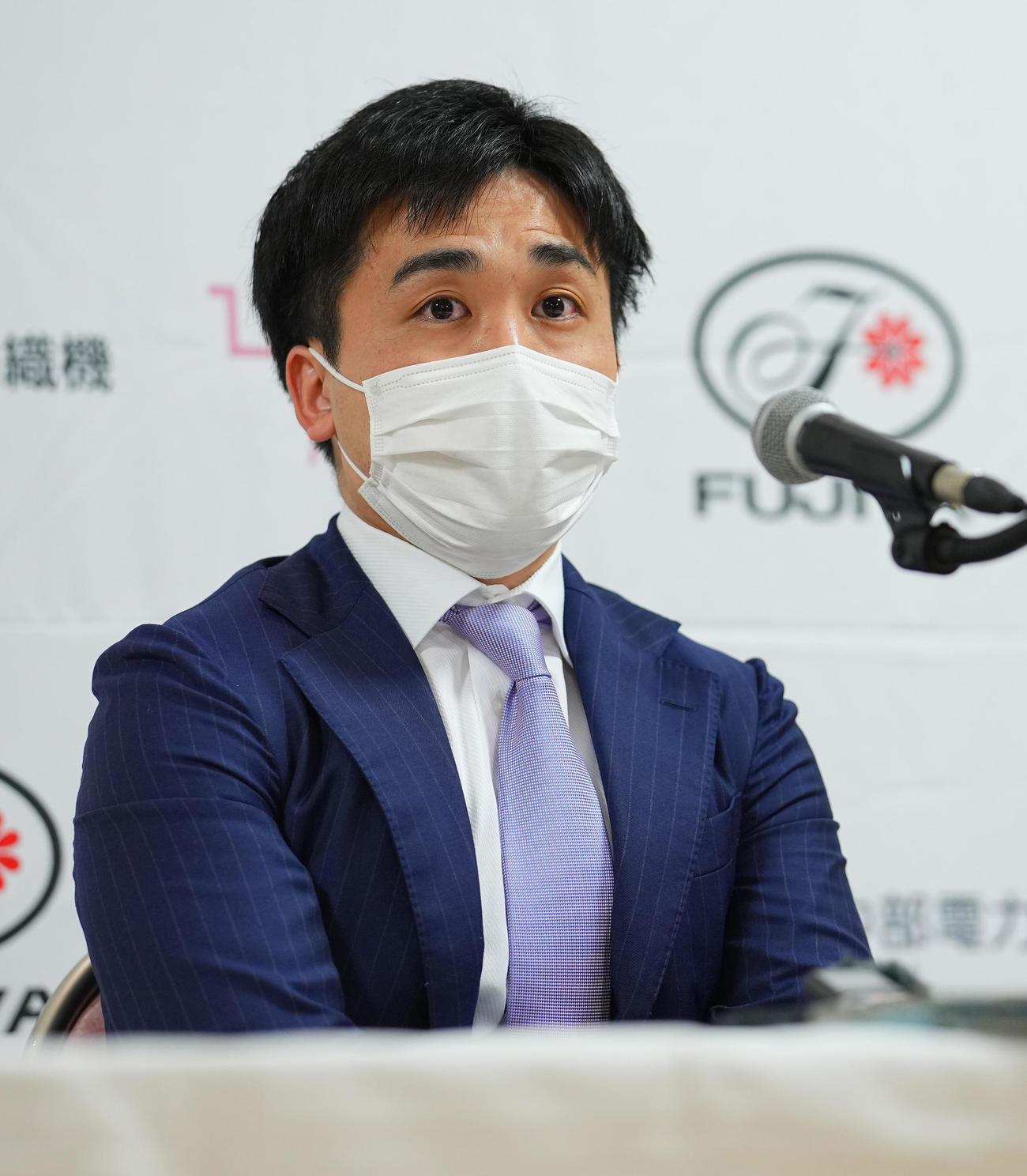 前日会見に臨む菅井竜也八段（撮影・垰建太）