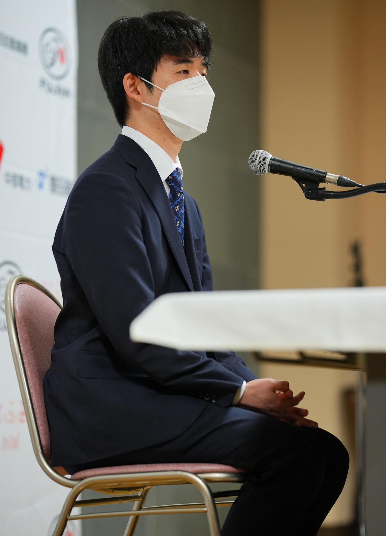 前日会見に臨む藤井聡太叡王（撮影・垰建太）