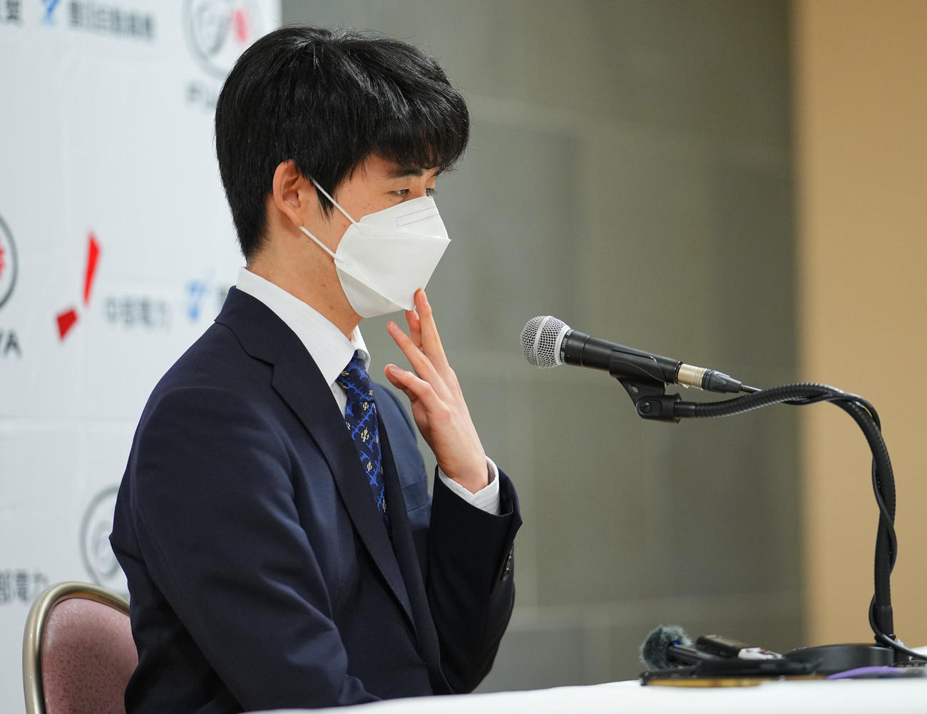 前日会見に臨む藤井聡太叡王（撮影・垰建太）