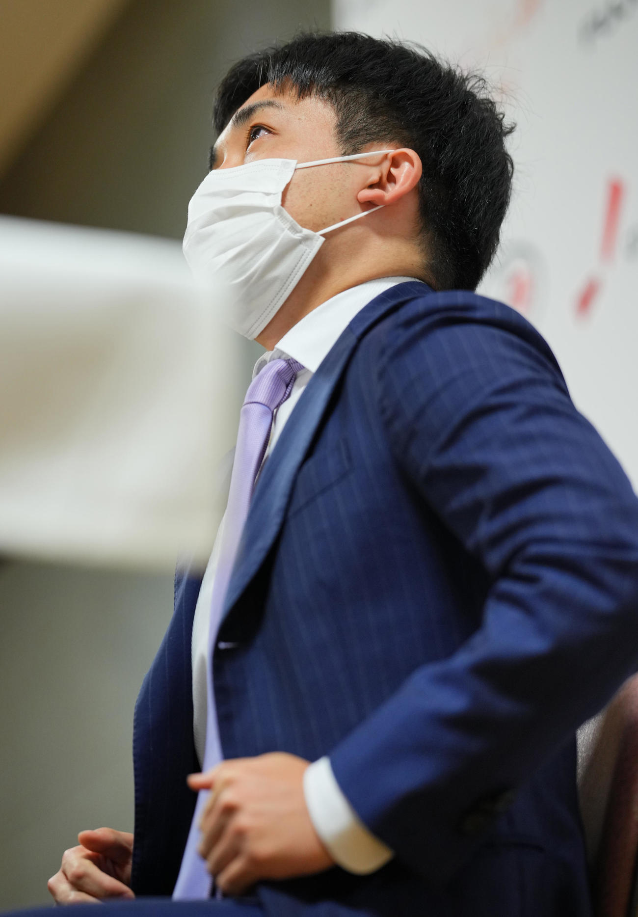 前日会見に臨む菅井竜也八段（撮影・垰建太）