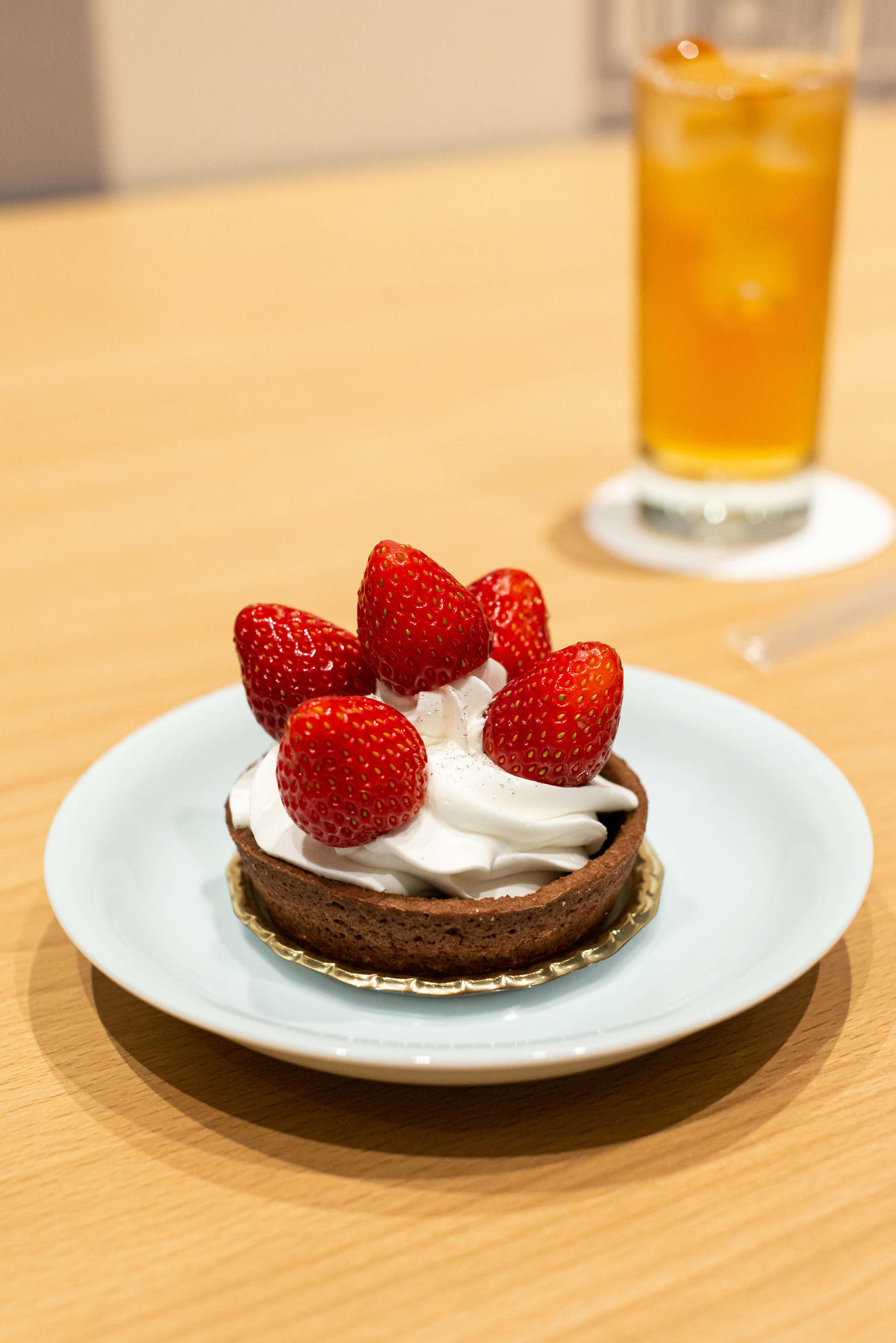 藤井聡太叡王の午前のおやつは「たっぷり苺のショコラタルト」と「和紅茶（アイス）」（日本将棋連盟提供）