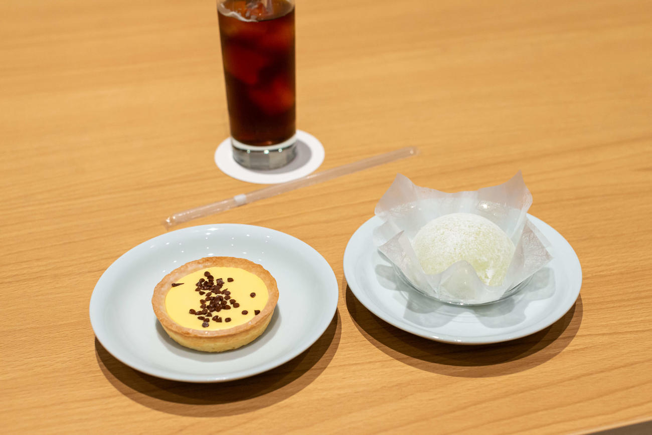 菅井竜也八段の午前のおやつは「洋菓子屋さんの抹茶の苺大福（鹿児島県産抹茶＆十勝産小豆）」「チョコバナナタルト」「アイスコーヒー」（日本将棋連盟提供）