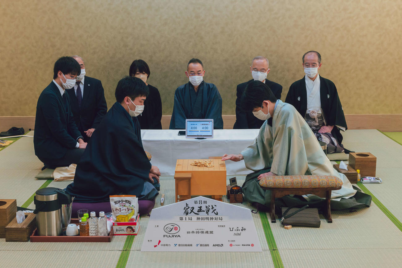 タイトル戦で初めて振り飛車党の菅井竜也八段（左）を迎え撃つ藤井聡太叡王（右、日本将棋連盟提供）