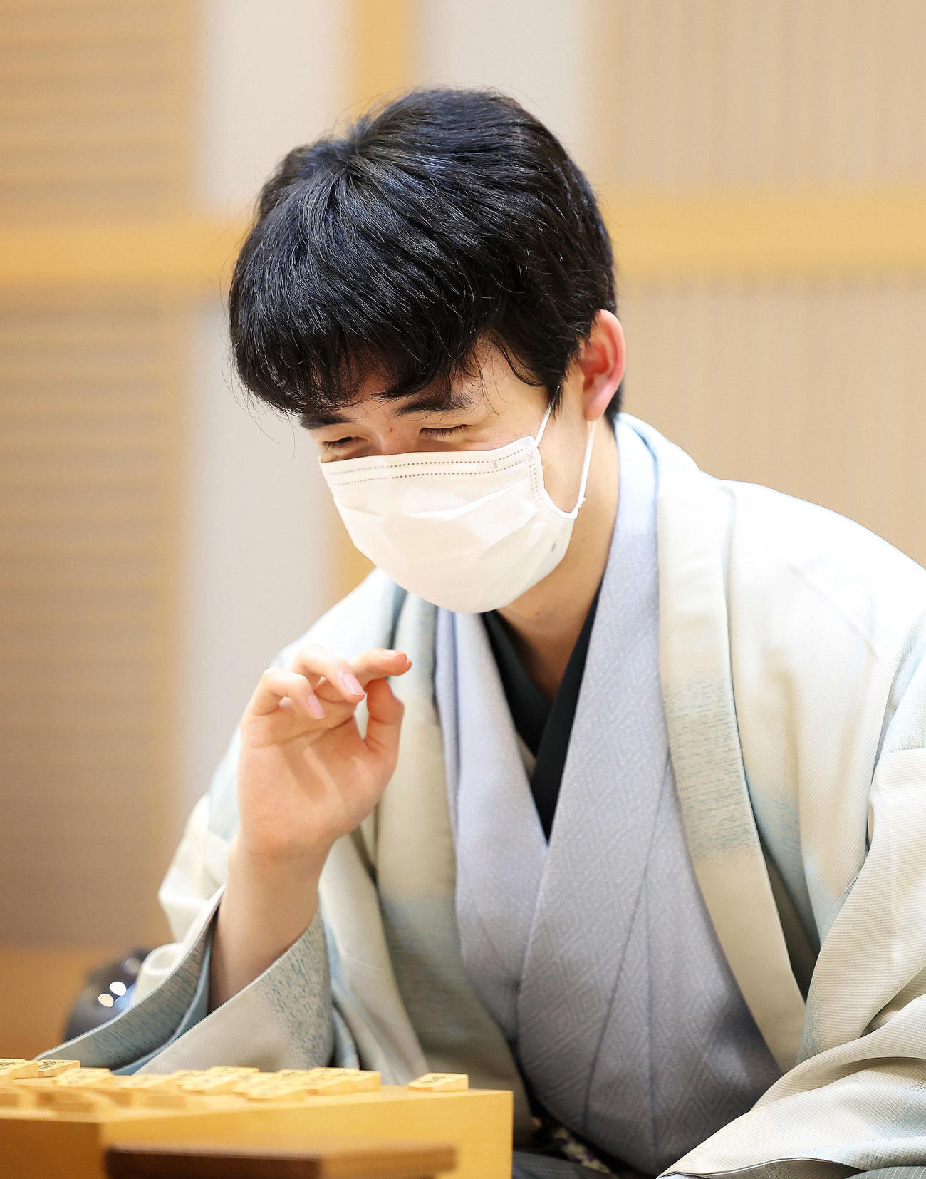 感想戦で笑顔を見せる藤井聡太叡王（撮影・河田真司）