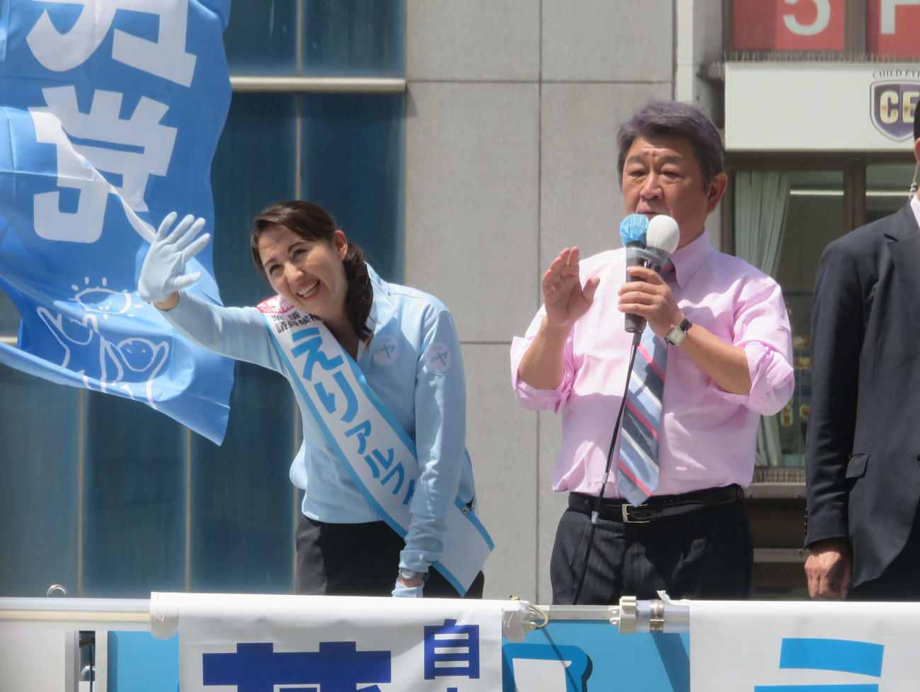 自民党の新人英利アルフィヤ氏（左）の出陣式の第一声には茂木敏充幹事長が駆けつけた（撮影・大上悟）