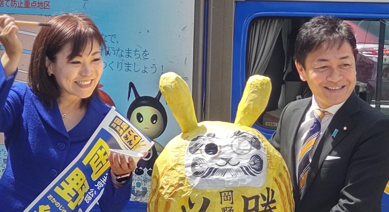 千葉5区補選に立候補した国民民主党岡野純子氏はマスコット「こくみんうさぎ」ダルマの目に必勝祈願の墨入れをした。右は玉木雄一郎代表（撮影・寺沢卓）