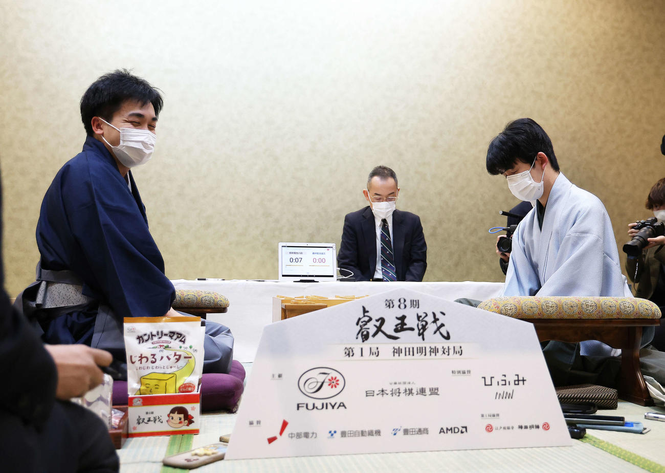 対局を終え、インタビューに答える菅井竜也八段（左）と藤井聡太叡王（撮影・河田真司）