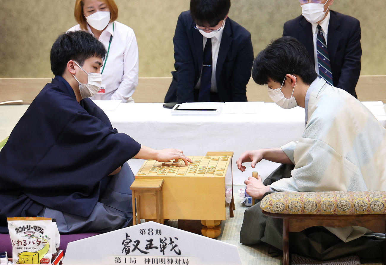 感想戦に臨む菅井竜也八段（左）と藤井聡太叡王（撮影・河田真司）