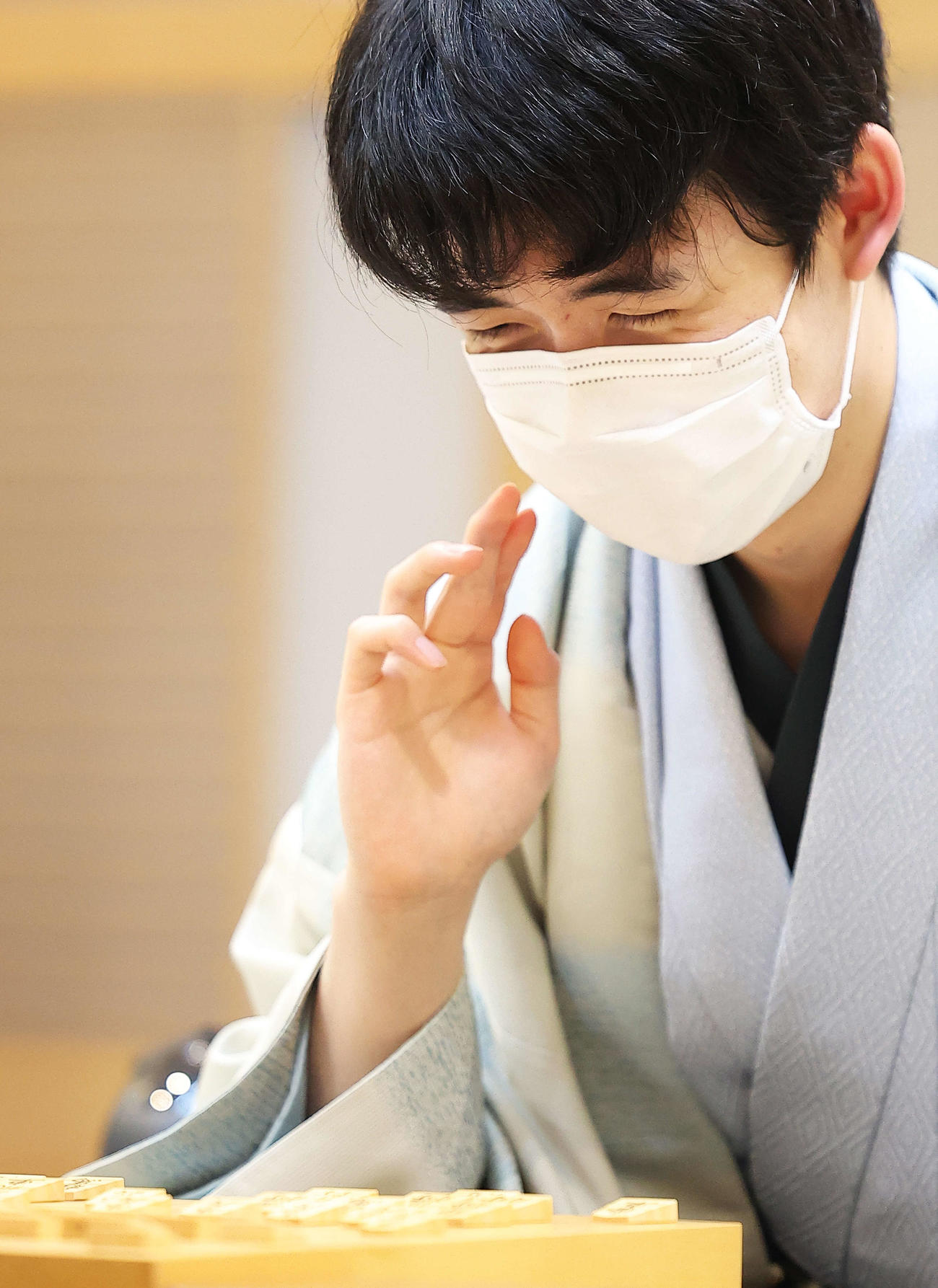 感想戦に臨む藤井聡太叡王（撮影・河田真司）