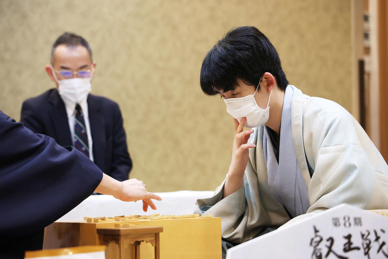 感想戦に臨む藤井聡太叡王（撮影・河田真司）