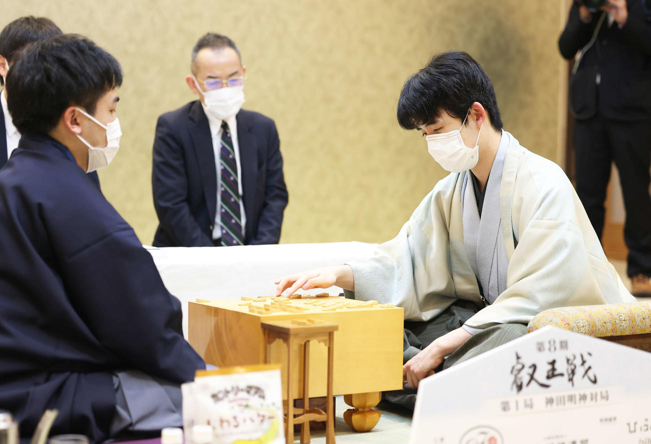 感想戦に臨む菅井竜也八段（左）と藤井聡太叡王（撮影・河田真司）