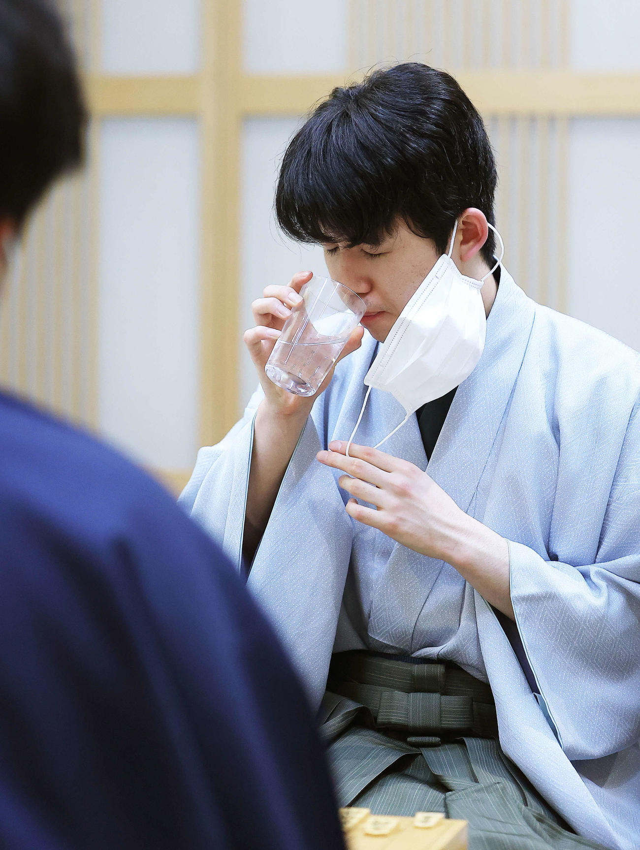 叡王戦の第1局を終え、水分補給する藤井聡太叡王（撮影・河田真司）