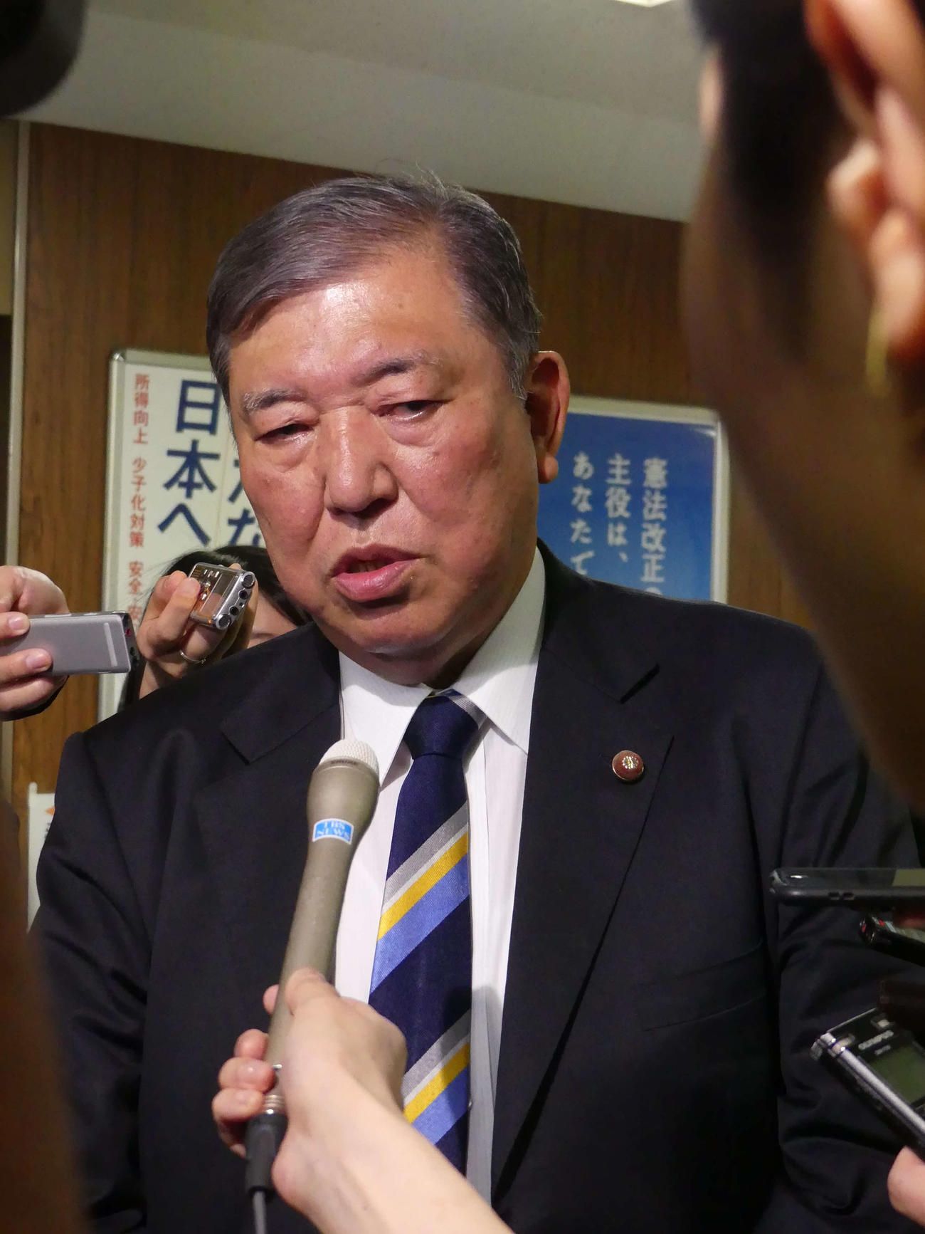 北朝鮮によるによるミサイル発射をめぐり、自民党で開かれた会合後、報道陣の取材に答える石破茂元幹事長（撮影・中山知子）