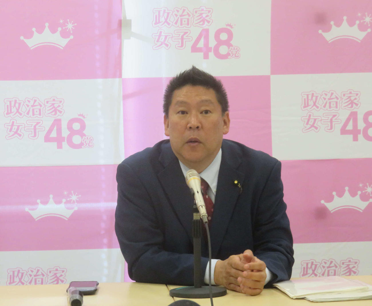 政治家女子48党の立花孝志党首は、解任した大津綾香党首と代表権をめぐって裁判で決着をつけることを表明した（撮影・大上悟）