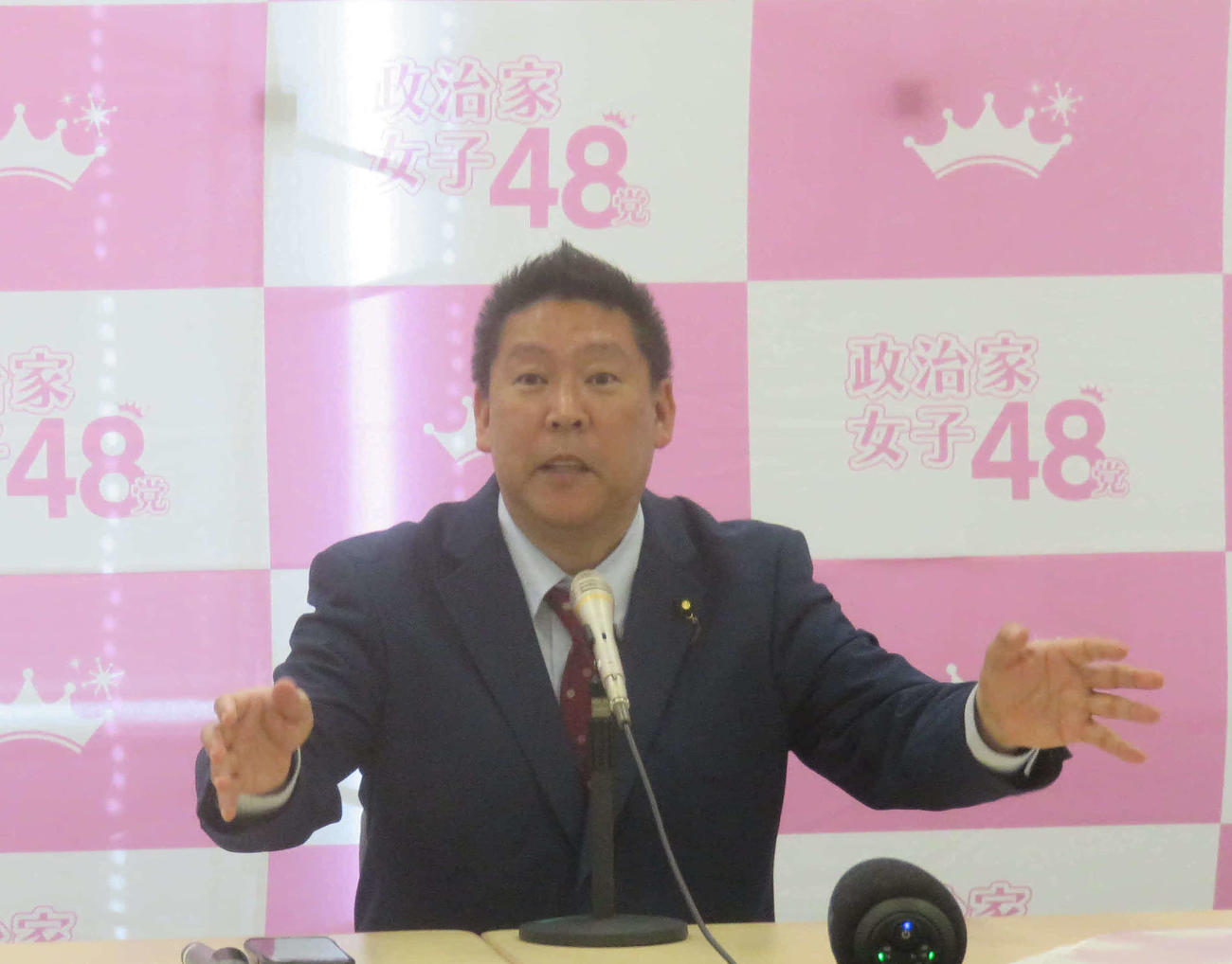 政治家女子48党の立花孝志党首は、解任した大津綾香党首と代表権をめぐって裁判で決着をつけることを表明した（撮影・大上悟）