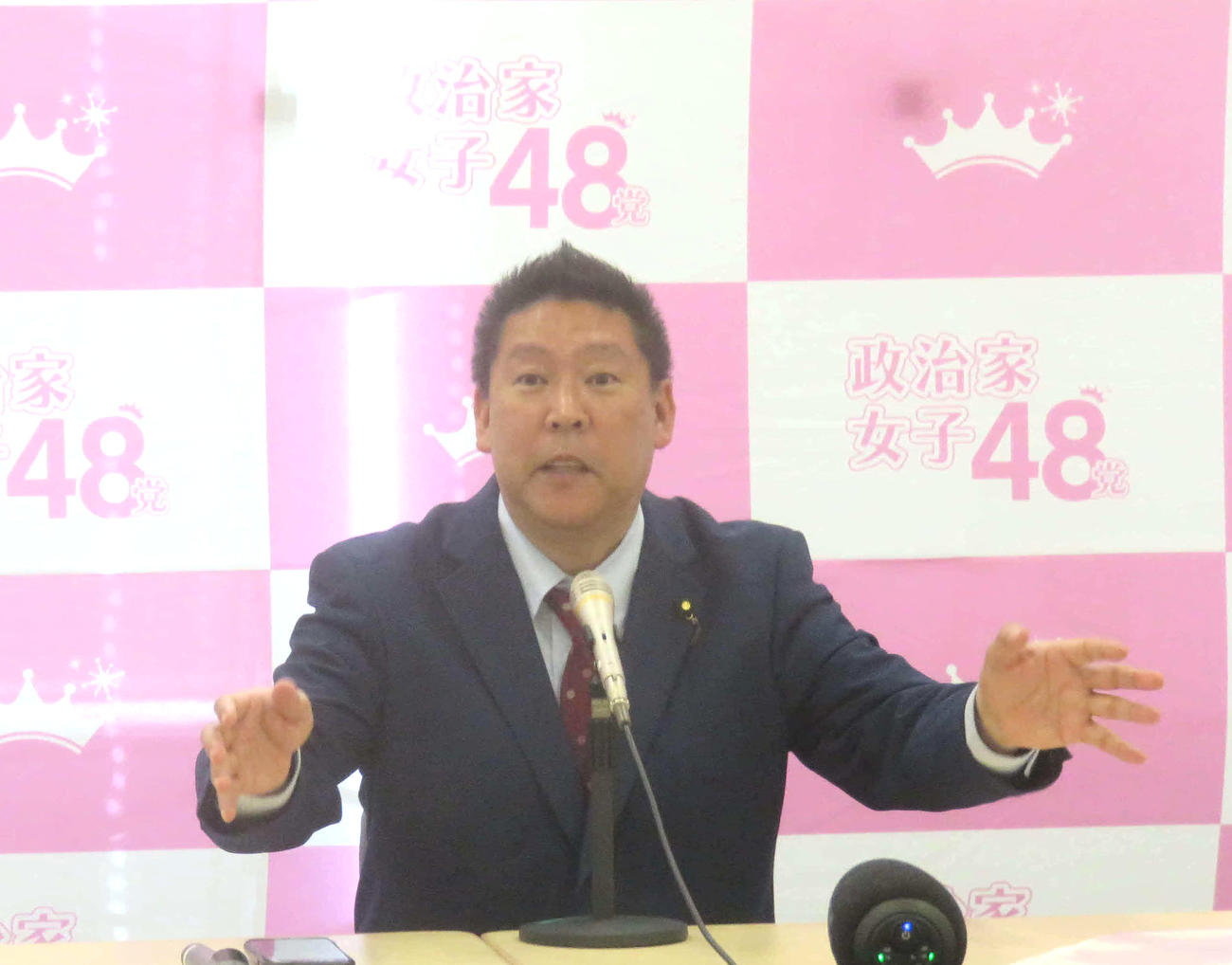 政治家女子48党の立花孝志党首は、解任した大津綾香党首と代表権をめぐって裁判で決着をつけることを表明した（撮影・大上悟）