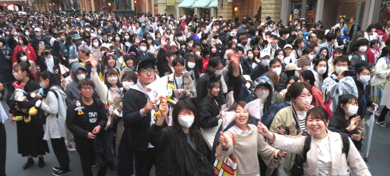 開場してすぐにワールドバザールはディズニーファンでいっぱいになった（撮影・寺沢卓）