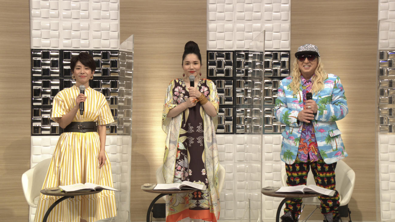 NHKBSプレミアム「歌える！J－－POP黄金のヒットパレード決定版！」の司会を務める、右からDJKOO、平野ノラ、廣瀬智美アナ