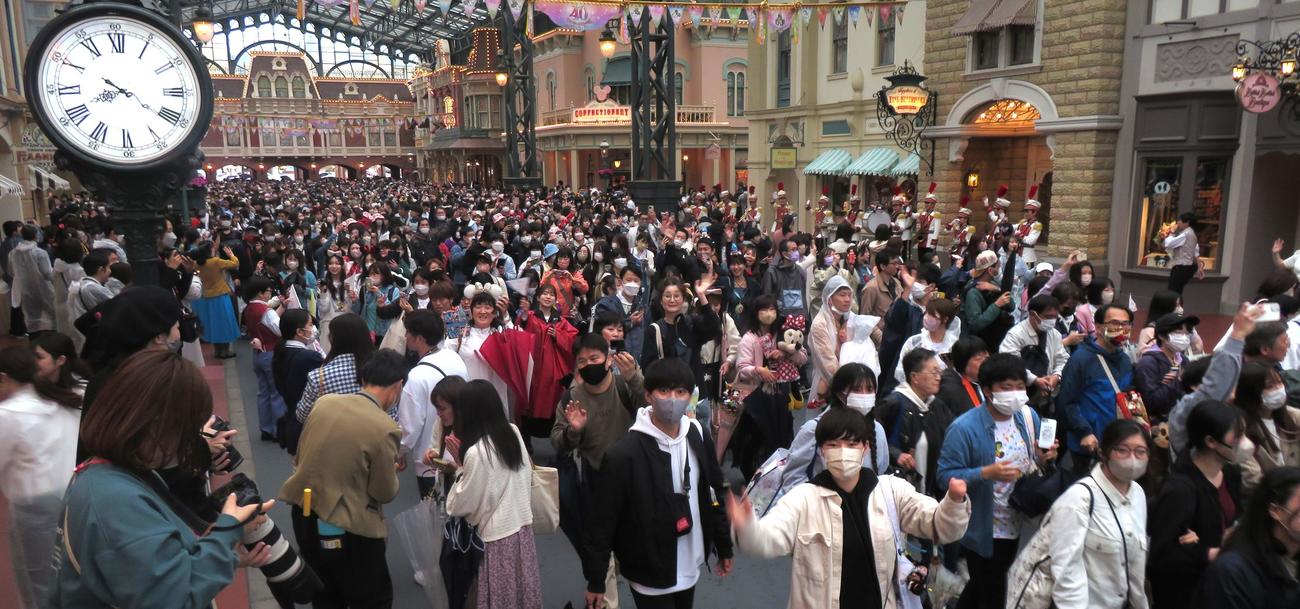 TDL開場から5分後の午前8時20分、ワールドバザールはディズニーファンでいっぱいになった（撮影・寺沢卓）