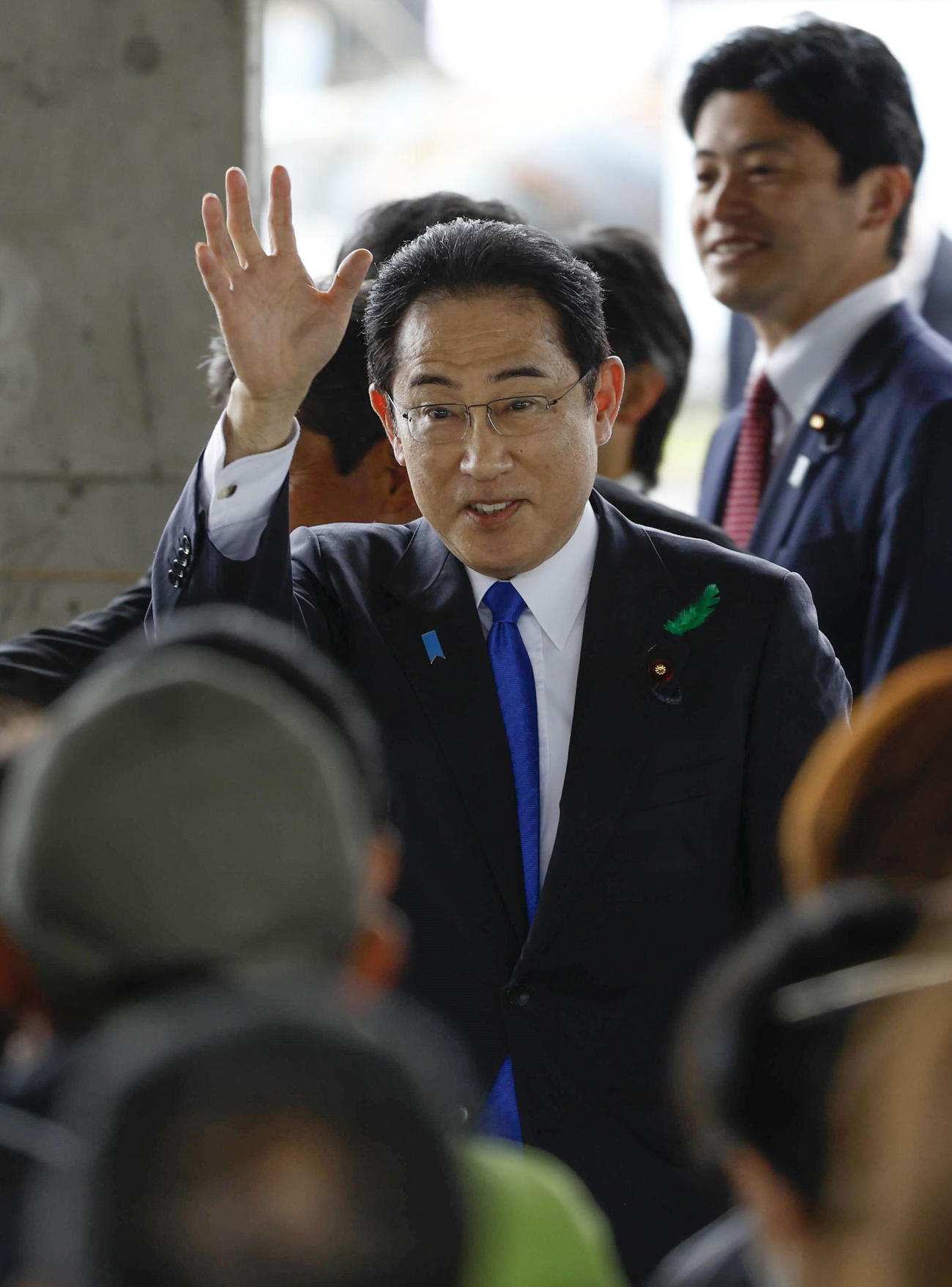 衆院和歌山1区補欠選挙の応援演説に訪れた雑賀崎漁港で手を振る岸田首相（共同）